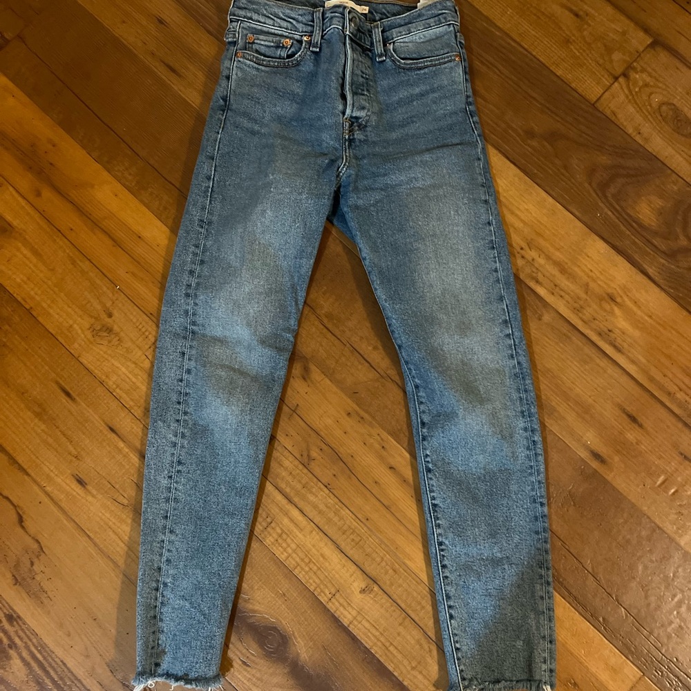 Levi’s denim pants wedgie style size 26 blue medium wash.